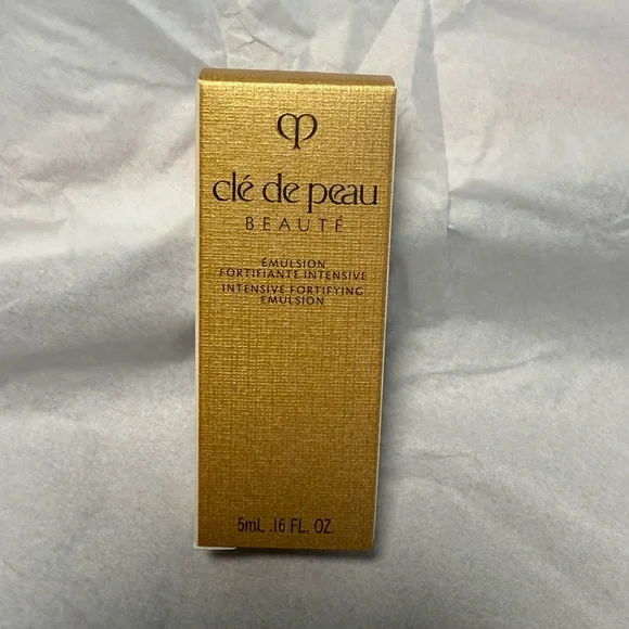 Clé de Peau Beauté bag and set. - Picture 7 of 8